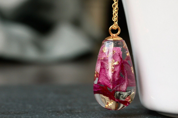 Kette Rosenblüten Blattgold romantisch Garten Terrarium im Ei in Gießharz als florales Geschenk für sie für Frauen Freundin Mutter Schwester